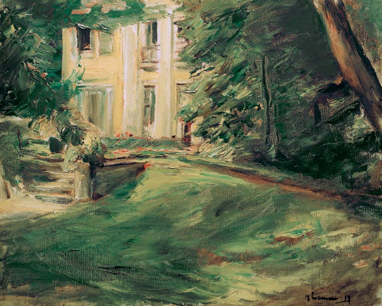 Gelbes Landhaus hinter schattigen Bäumen und sonnigem Rasen – Max Liebermann Wannseegarten Kunstkopie