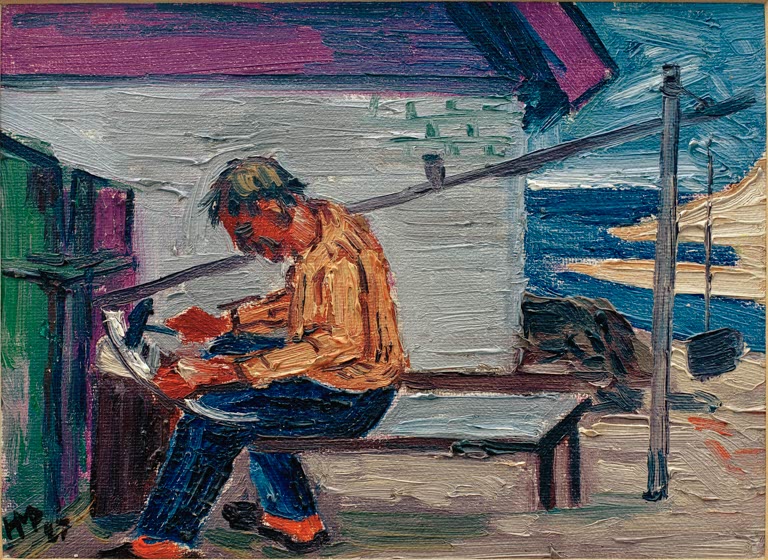 Mann sitzt auf einer Bank vor weißer Hütte und schärft eine Sense – Max Pechstein Lude beim Dengeln Kunstkopie