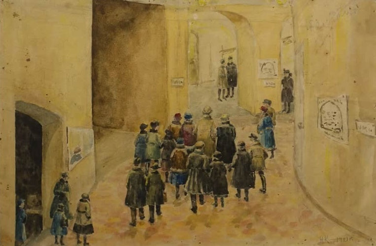 Natalia Krasovskaya Im Foyer Kunstkopie, Besucher in Wintermänteln in einer ockergelben Wandelhalle mit Plakaten