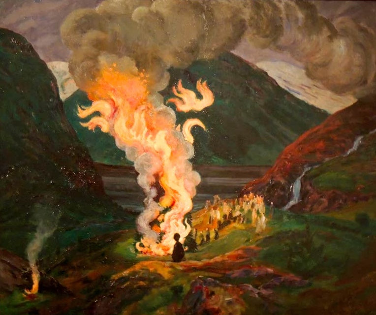 Hohe Flamme und Rauchwolke zwischen dunklen Bergen, Menge am Ufer – Nicolai Astrup Sonnenwendfeuer Kunstkopie