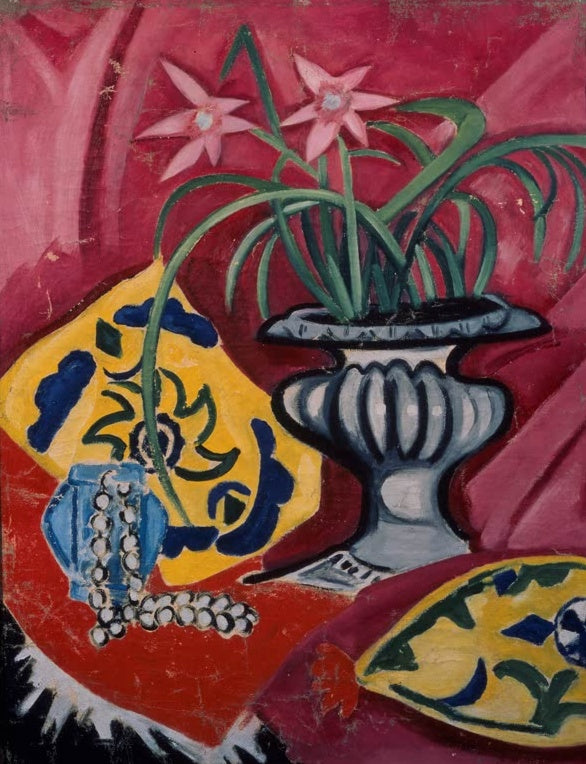 Olga Rosanowa Stilleben mit Vase Kunstkopie, rosa Blüten in grauer Vase mit gelben Kissen und Perlenkette auf rotem Tuch