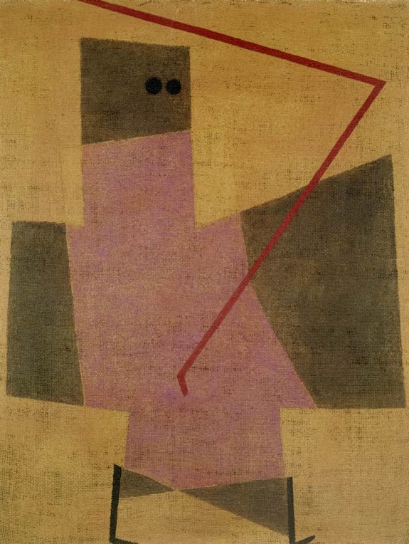 Paul Klee Der Schritt Kunstkopie, eckige Figur aus violetten und grauen Flächen mit rotem Linienzug auf ockerfarbener Jute