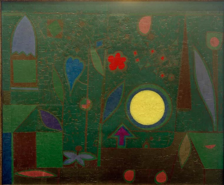 Gelber Vollmond zwischen Blüten, Blättern und Häusern auf grünem Grund – Paul Klee Vollmond im Garten Kunstkopie