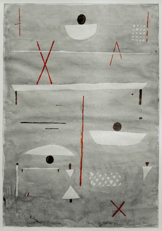 Graue Fläche mit roten Strichen, weißen Schalen, dunklen Kugeln und Zeichen – Paul Klee Zeichen auf dem Feld Kunstkopie