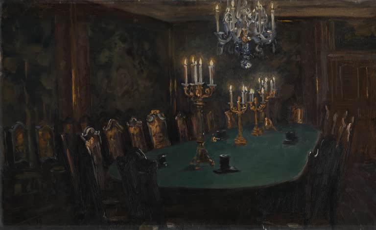 Dunkler Saal mit Tisch, Kerzenleuchtern und Kronleuchter – Peder Severin Kröyer Interieur Kunstkopie