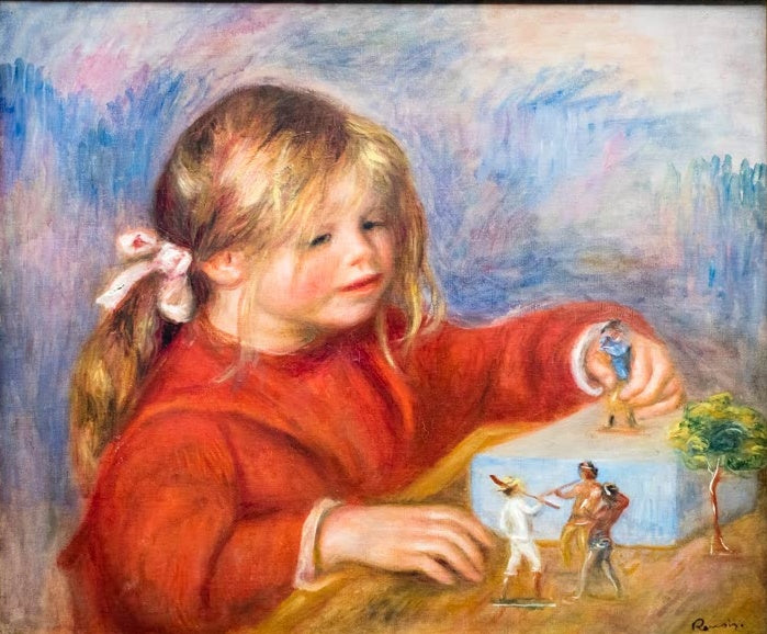 Mädchen in rotem Kleid spielt mit kleinen Figuren auf einem Tisch – Pierre-Auguste Renoir Claude Renoir, spielend Kunstkopie
