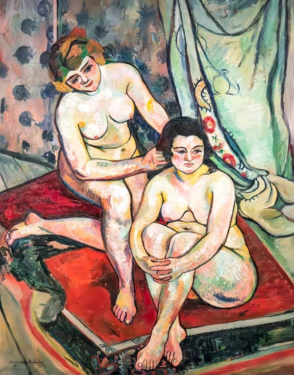 Suzanne Valadon Die Badenden Kunstkopie, zwei Frauenakte auf einem roten Teppich vor grünem Vorhang