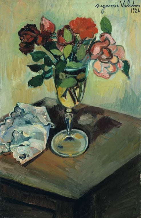 Suzanne Valadon Rosen in einem Glas Kunstkopie, rote und rosa Rosen in einem Stielglas neben einem Spitzentuch