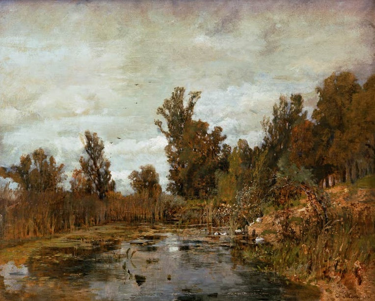 Tina Blau Heustadlwasser Kunstkopie, stiller Wasserlauf mit Schilf und herbstlich gefärbten Bäumen unter Wolkenhimmel
