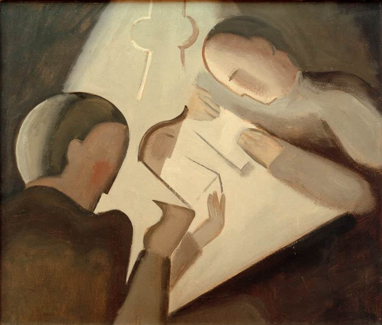 Drei Figuren in Brauntönen beugen sich über einen hellen Tisch – Willi Baumeister Lesende unter der Lampe I Kunstkopie