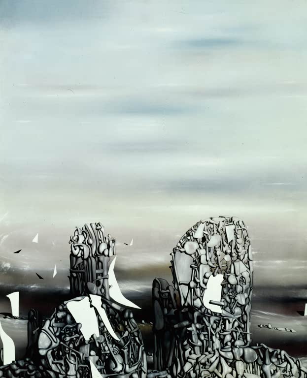 Zwei hohe graue Felsgebilde aus vielen kleinen Formen unter bleichem Himmel – Yves Tanguy Bedrohlicher Himmel Kunstkopie